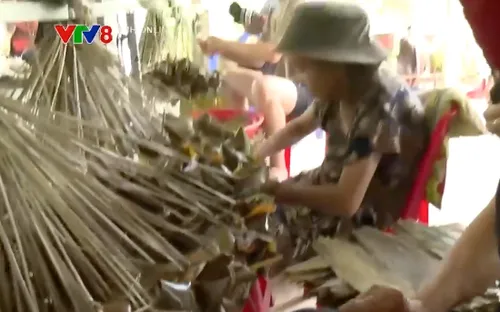 Rộn ràng làng nghề bánh ú tro dịp Tết Đoan Ngọ