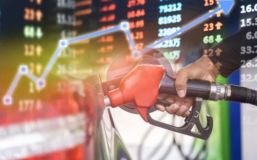 Giá dầu tăng vọt 4%: Áp lực mới với thị trường và người tiêu dùng