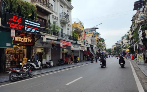 Nhiều hộ kinh doanh trên "đất vàng" Hà Nội đóng cửa bất thường