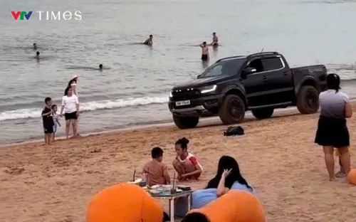 Phú Yên: Khởi tố người lái ô tô chạy dưới bãi biển, bấm còi inh ỏi giữa đám đông tắm biển