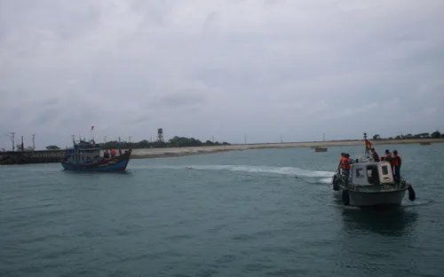 Tàu cá Quảng Ngãi gặp sự cố trên biển, được lai dắt an toàn về đảo Song Tử Tây