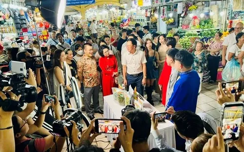 Tiểu thương bước vào kỷ nguyên số để “nâng đời”