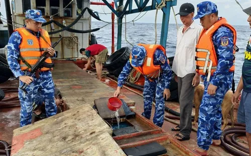 Triệt phá tàu chở dầu lậu trên vùng biển Tây Nam