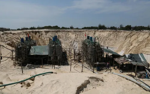 Những "hố tử thần" chực chờ trên công trường khai thác titan