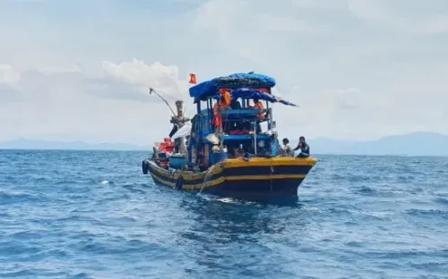 Tàu cá bị hỏng máy giữa lúc biển động, gió cấp 6