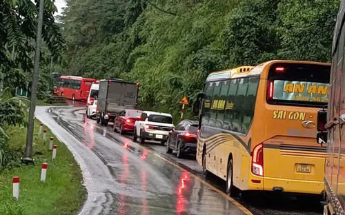 Ùn tắc đèo Bảo Lộc khiến nhiều du khách mệt mỏi khi đến Đà Lạt