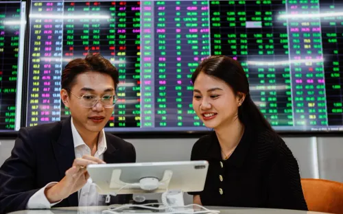 Dòng tiền lớn nâng đỡ thị trường, VN-Index giữ sắc xanh nhẹ phiên sáng 8/7