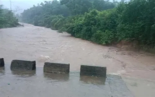 Nguyên nhân gây mưa lớn chưa từng có trong tháng 6 ở miền Trung