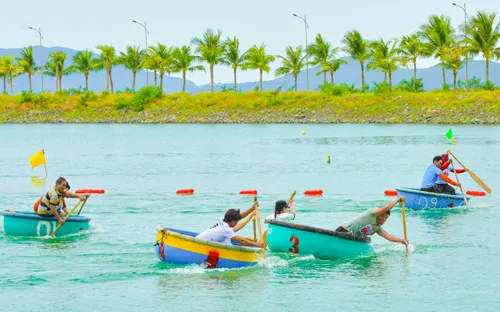 Hội thi bơi, lắc thuyền thúng làm sôi động Lễ hội Du lịch Nha Trang