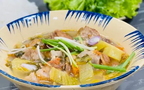 Bún chân giò nấu cải chua: Món ngon dân dã đậm đà hương vị Việt