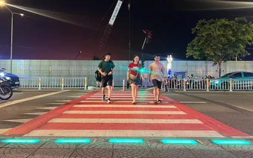 Sẽ nhân rộng đèn cảnh báo cho người đi bộ sang đường ở TP Hồ Chí Minh