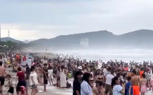 Hơn 20 người suýt đuối nước ở Cửa Lò do biển động