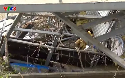 Xử lý lồng bè cá lớn của người dân bị vướng vào đập dâng sau mưa lớn