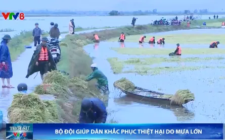 Bộ đội giúp dân khắc phục thiệt hại do mưa lớn