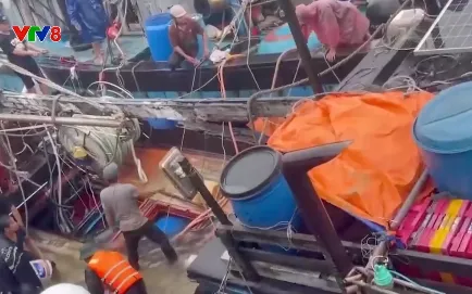 Bộ đội Biên phòng thành phố Huế kịp thời cứu hộ tàu cá bị chìm