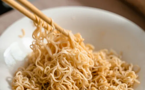 Sai lầm thường gặp khi dùng mì ăn liền và cách khắc phục