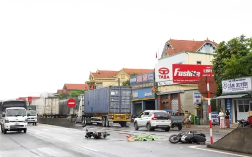Sau va chạm xe máy, người đàn ông văng ra đường, bị xe container cán tử vong