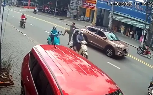 Nữ tài xế xe ôm bị người đàn ông đi ô tô đạp ngã giữa đường