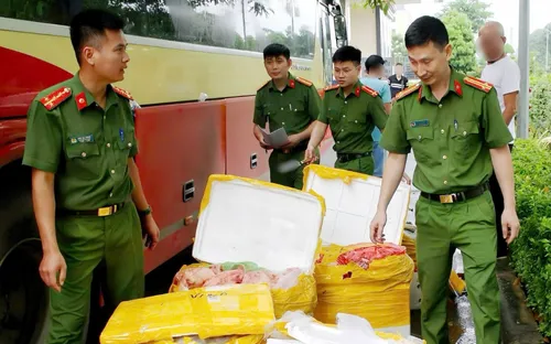 Phát hiện xe khách chở gần nửa tấn nội tạng hôi thối từ Hà Nội lên Sơn La