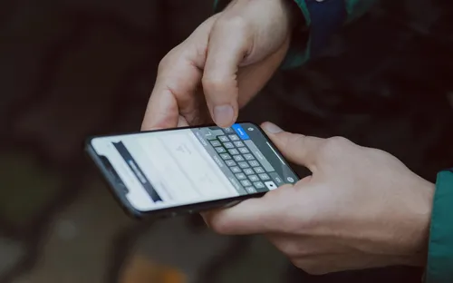 Áo cho phép cảnh sát giám sát tin nhắn để ngăn khủng bố