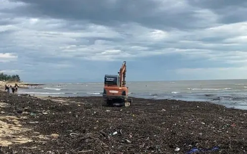 Rác phủ kín bãi biển Nhật Lệ sau mưa bão