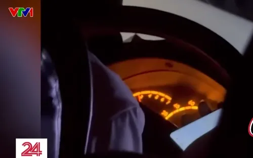 Tài xế xe khách chạy 100 km/h vẫn cầm điện thoại nhắn tin