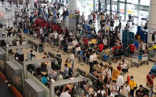 Các sân bay chạy hết công suất phục vụ cao điểm hè