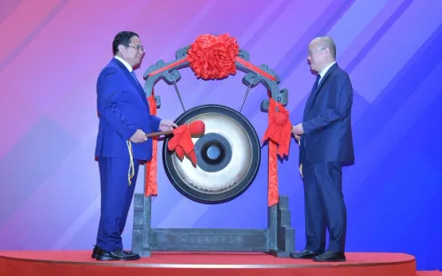 Thủ tướng Phạm Minh Chính đánh cồng khai mạc phiên giao dịch tại Sàn chứng khoán Thượng Hải