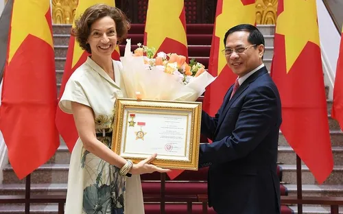 Trao tặng Kỷ niệm chương “Vì sự nghiệp Ngoại giao Việt Nam” cho Tổng Giám đốc UNESCO