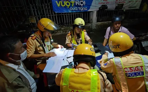 Vi phạm nồng độ cồn kịch khung, người đàn ông nói... quên tên, địa chỉ