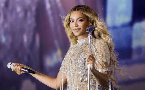 Beyoncé gặp sự cố 'thót tim' trên sân khấu