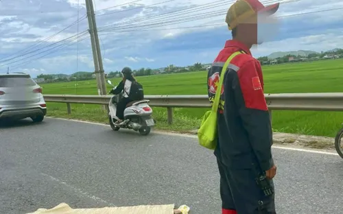 Nghi án người đàn ông dùng dao đâm bạn gái rồi lao vào xe tải tự vẫn