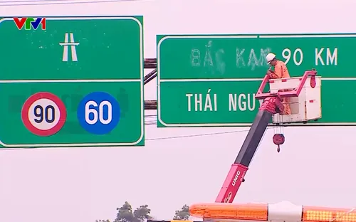 Tháo dỡ biển báo không phù hợp sau sáp nhập