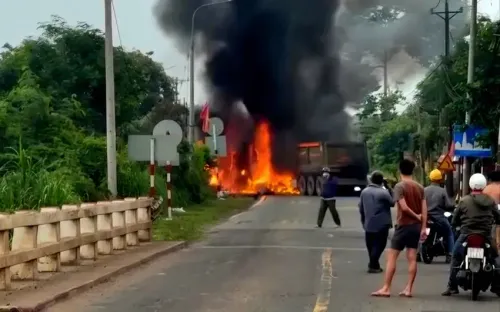 2 xe đầu kéo bốc cháy dữ dội sau va chạm