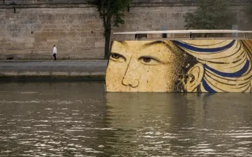 Pháp cho phép bơi ở sông Seine lần đầu sau hơn 100 năm