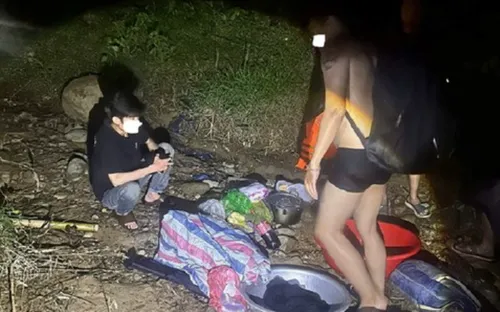 Giải cứu 6 thanh niên bị cô lập bởi nước lũ trong đêm ở Đà Nẵng