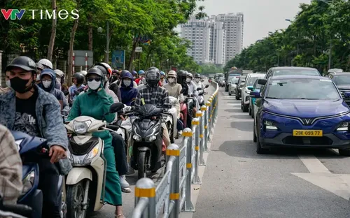 Ùn tắc sau khi dựng hàng rào cứng phân làn ở Hà Nội