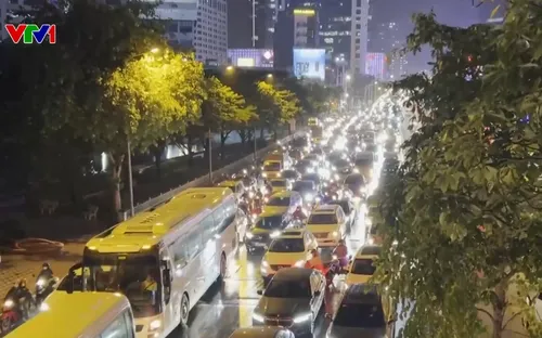 Hà Nội: Điều tiết, phân luồng giao thông giúp giảm ùn tắc khi mưa lớn