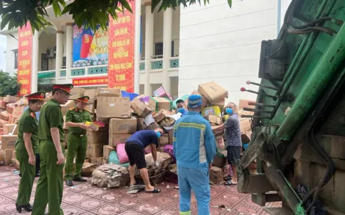 Hà Nội: Tiêu hủy 25 tấn hàng giả, hàng kém chất lượng tại làng nghề La Phù