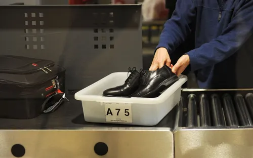 Mỹ bỏ quy định cởi giày tại sân bay