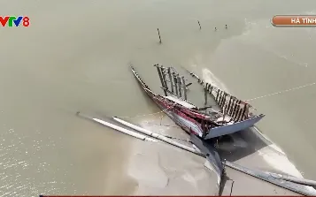 Hàng loạt tàu cá hư hỏng cản trở luồng lạch ở Hà Tĩnh