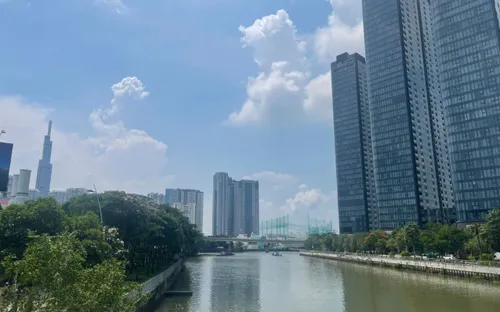 Bất động sản TP Hồ Chí Minh nửa đầu 2025: Phục hồi nhưng còn nhiều "nút thắt"