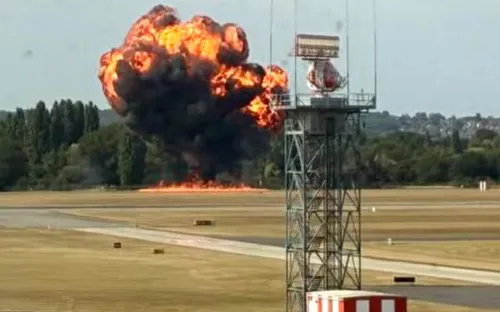 Máy bay lao đầu xuống đất tại Anh, bốc cháy như quả cầu lửa