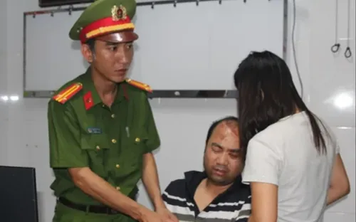 Tạm giữ hình sự tài xế ô tô tông xe máy rồi rơi xuống sông ở Nghệ An