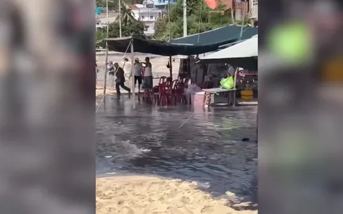 Gia Lai: Nước thải đen kịt chảy tràn lan tại bãi biển