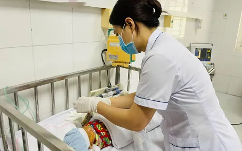 Bé sơ sinh suýt mất mạng sau khi đẻ rơi, cắt rốn bằng kéo thường