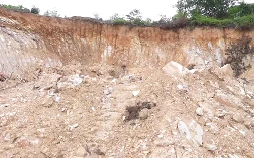 Khai thác đất trái phép để san lấp mặt bằng