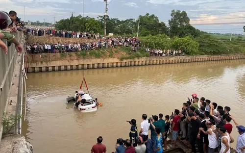 Vụ ô tô lao xuống sông sau khi tông xe máy: Tài xế là cán bộ ban quản lý dự án