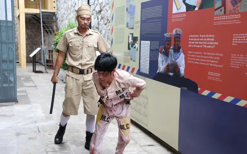 Bút sắc, lòng son chốn “địa ngục trần gian”