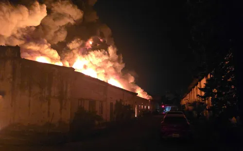 Cháy kho xưởng 1.700 m2 ở Trương Định, Hà Nội: 1 chiến sĩ bị ngạt khói khi dập lửa